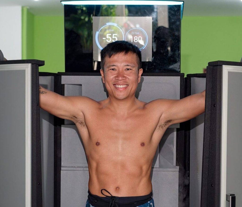 Người đàn ông đứng tại cửa buồng Cryotherapy