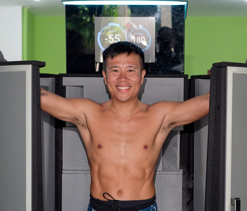 Người đàn ông đứng tại cửa buồng Cryotherapy