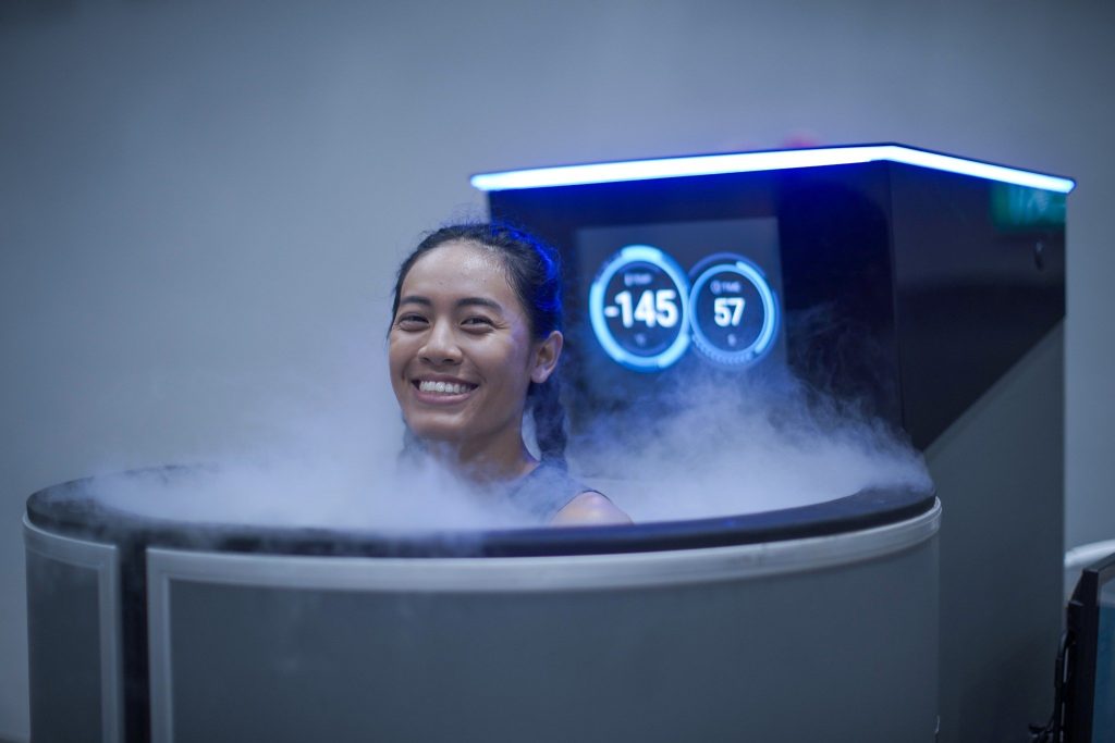 Người dùng trong buồng Cryotherapy với bảng điều khiển phía sau