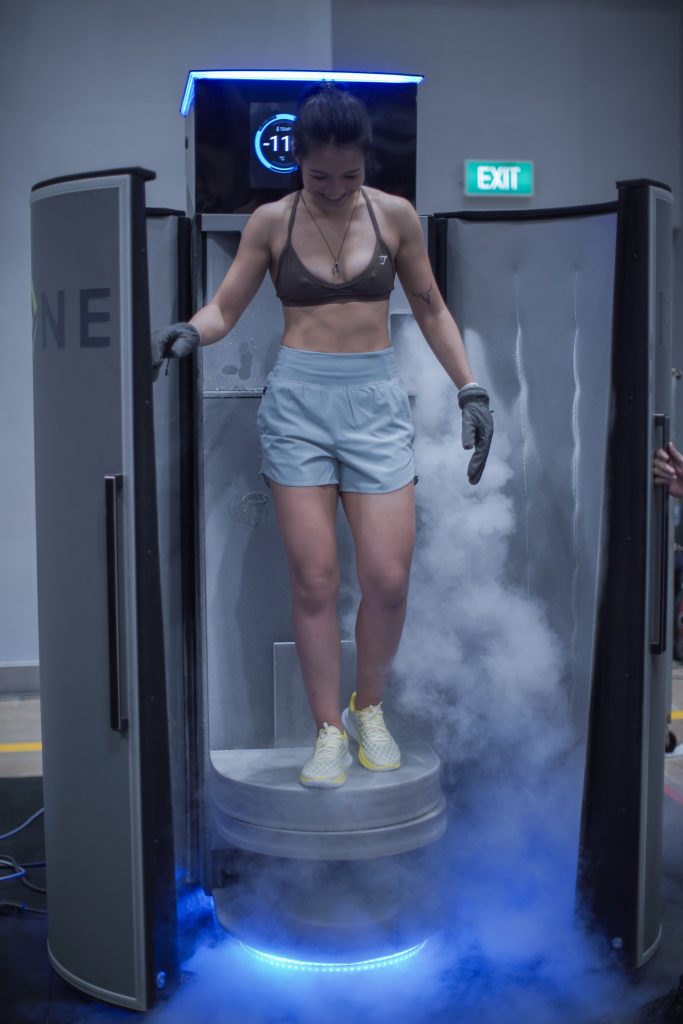 Vận động viên thực hiện cryotherapy trong buồng lạnh sâu