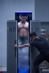 Operator giám sát an toàn cho vận động viên trong phiên cryotherapy