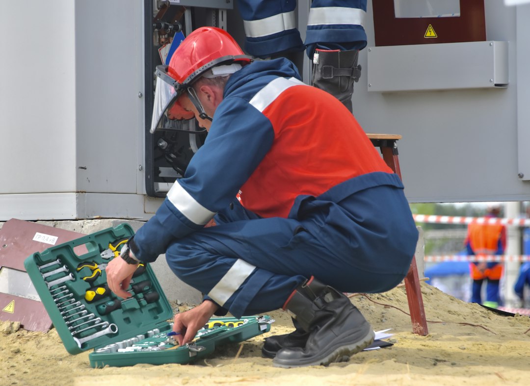 Kỹ thuật viên thực hiện công việc bảo trì