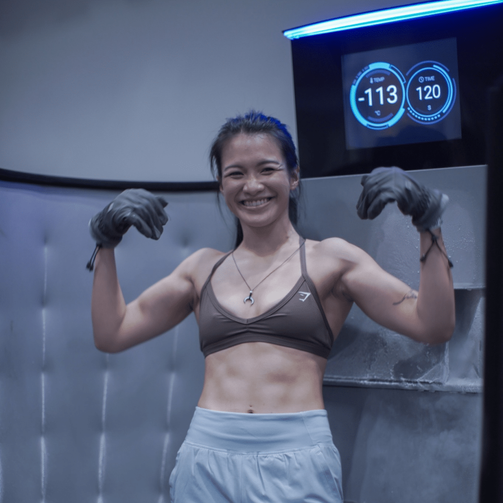 Người tập bên buồng cryotherapy đầu hở trong hình ảnh của Gopeaks.
