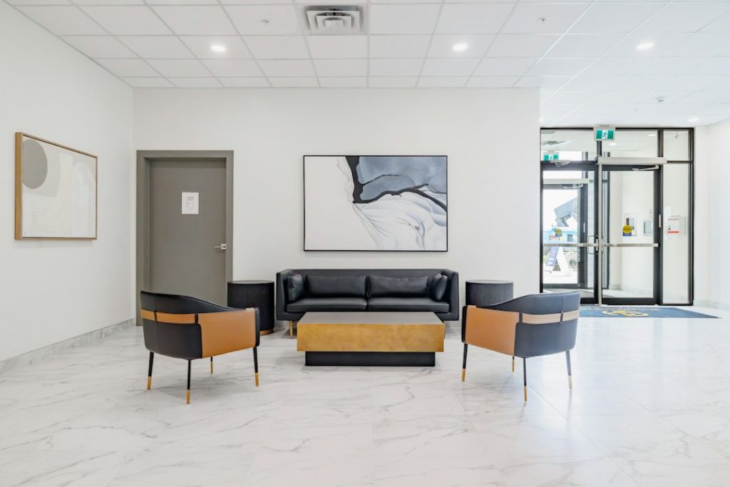 Modern lobby with black leather sofa and chairs - minh hoa cho tinh cong suat phuc vu cryotherapy